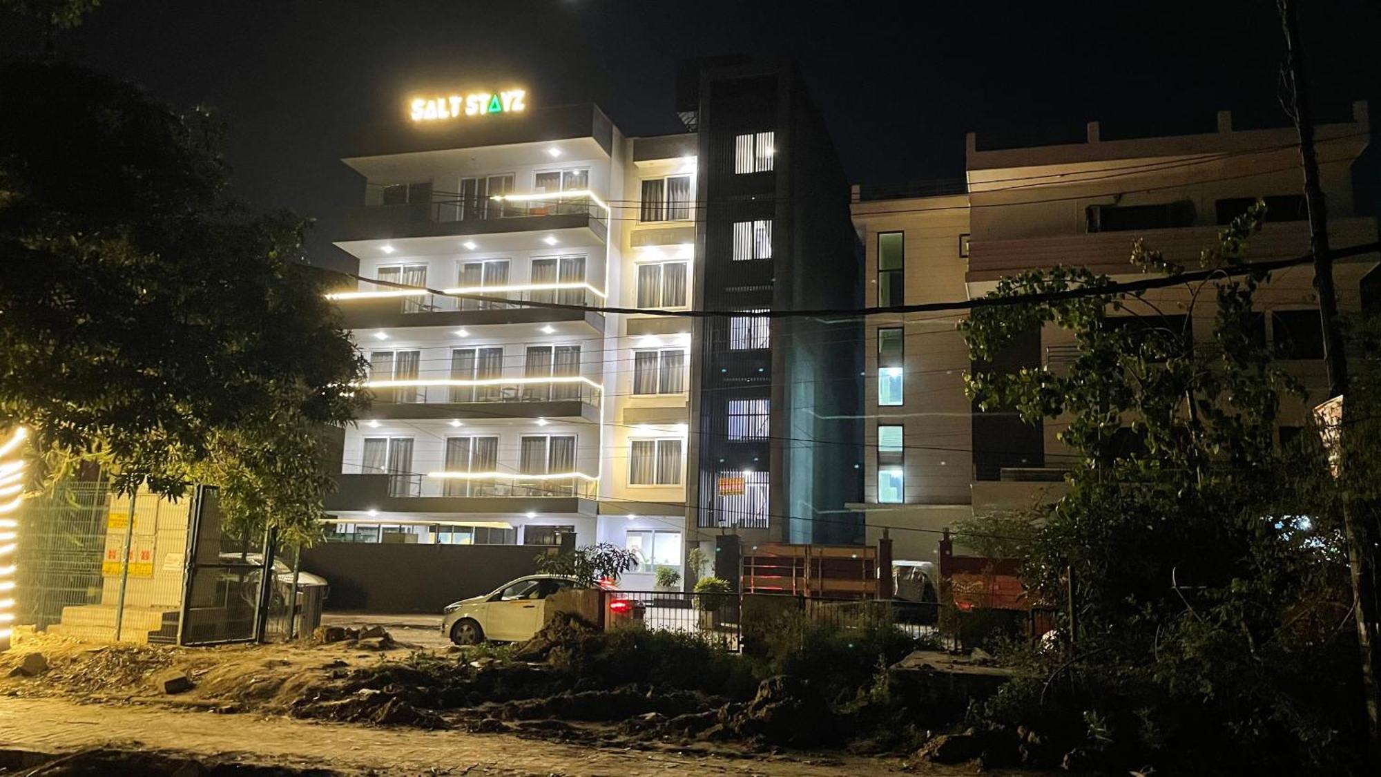 Saltstayz Studio Apartment - Near Artemis & Medanta Hospital Gurgaon Buitenkant foto